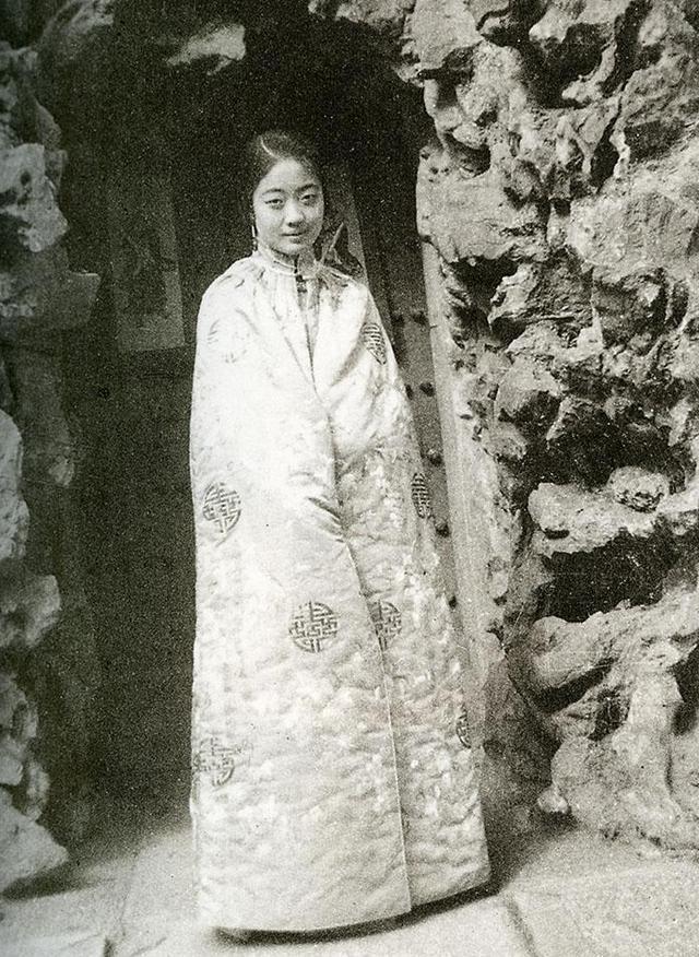 老照片：末代皇后婉容最为珍贵的20张照片，美貌的无以言表