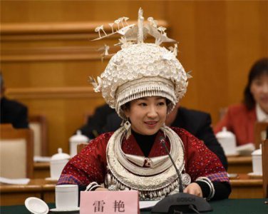 ​雷艳涉违纪：80后女歌手是如何一步步成为落马女官员的