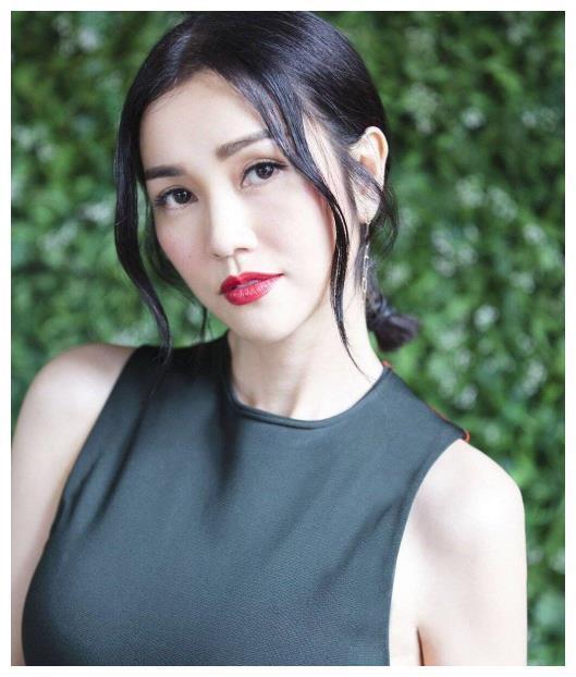42岁的谢安琪微博晒照, 肤白貌美, 完胜少女啊