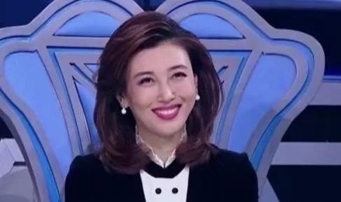 41岁央视主持李红近照曝光，老公身价百亿，曾赴香港生子