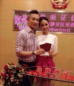 ​45岁程雷与小18岁娇妻近照，儿子可爱，妻子漂亮迷人！