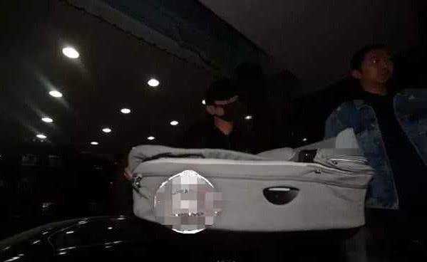 冯绍峰接赵妈照顾赵丽颖出院？几个细节可以看出丽颖在家里的地位