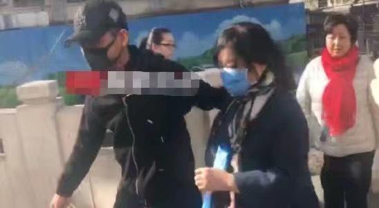 冯绍峰接赵妈照顾赵丽颖出院？几个细节可以看出丽颖在家里的地位