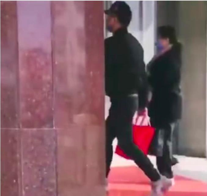冯绍峰接赵妈照顾赵丽颖出院？几个细节可以看出丽颖在家里的地位