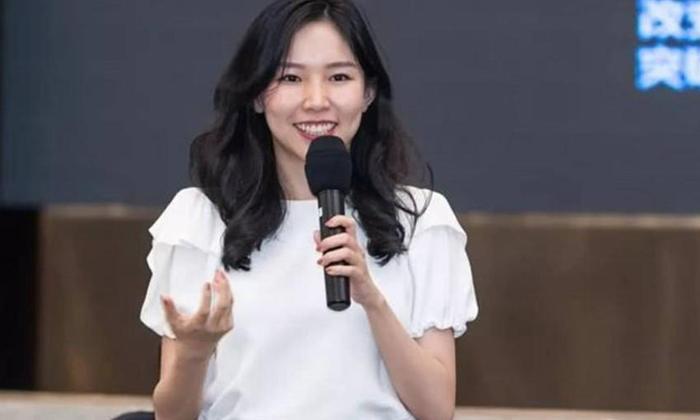 都是富二代，王思聪欠巨款，他却身价超百亿，女友甩网红几十条街