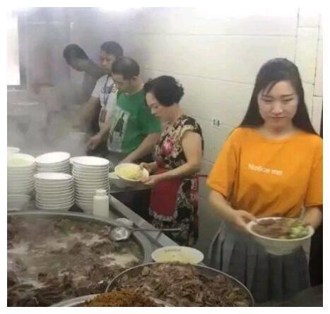 “牛肉面西施”被揭底，露出真容那一刻，网友：再也不敢吃面了！