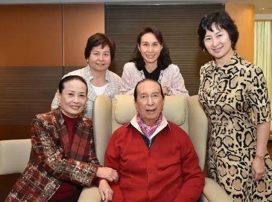 赌王妻子团豪宅：大房豪宅16亿，三房仅1.6亿，四房住皇宫