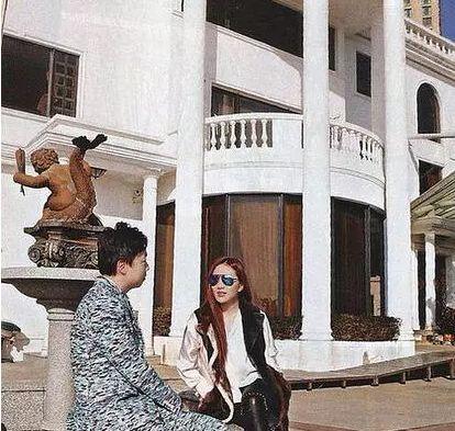 赌王妻子团豪宅：大房豪宅16亿，三房仅1.6亿，四房住皇宫