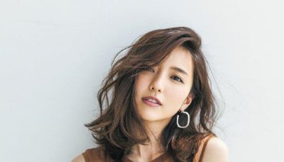 ​真野惠里菜婚纱照曝光日籍女神老公身份及婚礼照引热议