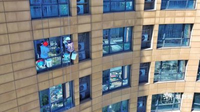 ​入行20多年，楼越长越高，高温下，蜘蛛人老程们的不断“攀登”