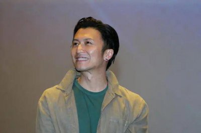 ​谢霆锋路演：穿一身卡其色，43岁看着像25岁小伙子
