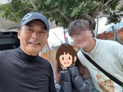 ​69岁周润发衰老不少，皱纹明显，坚持跑步和跑友一起打卡