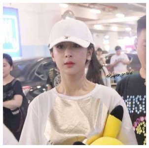 ​杨紫更新微博晒照，一张星空妆照片成亮点，网友：美得不像话。