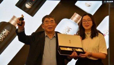 ​26岁的她嫁年近半百的棋圣聂卫平，北京有豪宅，出行戴棒球帽