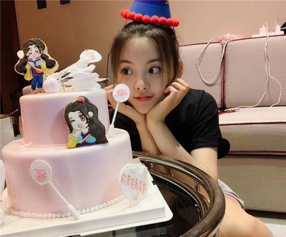 杨超越过21岁生日，火箭少女纷纷送祝福，可只有她卡在了零点！