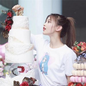 ​杨超越过21岁生日，火箭少女纷纷送祝福，可只有她卡在了零点！