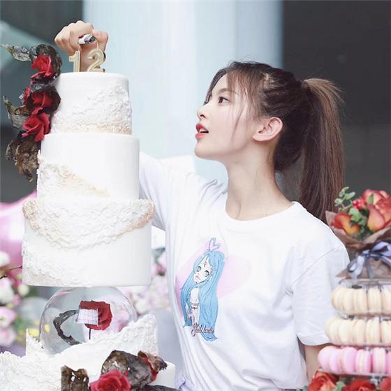 杨超越过21岁生日，火箭少女纷纷送祝福，可只有她卡在了零点！
