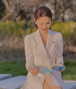 ​央视龙洋现身公园踏青！穿裙子炫长腿小蛮腰，坐石凳上看书好惬意