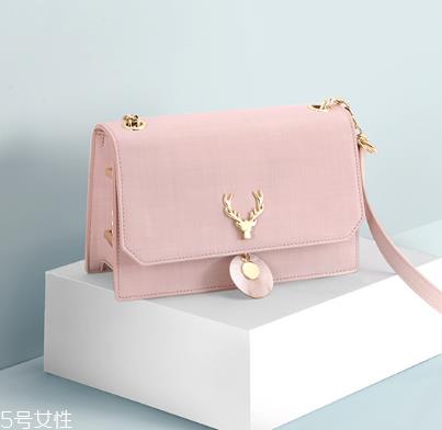 粉色怎么穿好看 夏天不仅只有白色