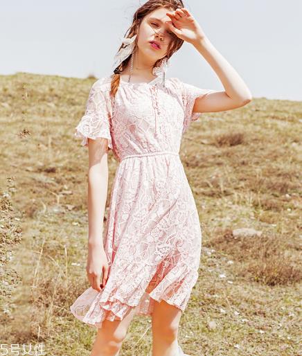 粉色怎么穿好看 夏天不仅只有白色