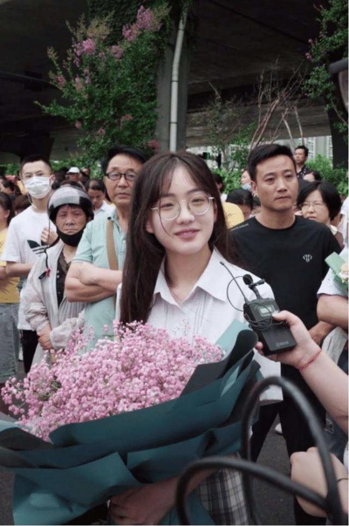 新任网红，高考考场外靠一束鲜花翻红，她会成为新的国民女神吗？