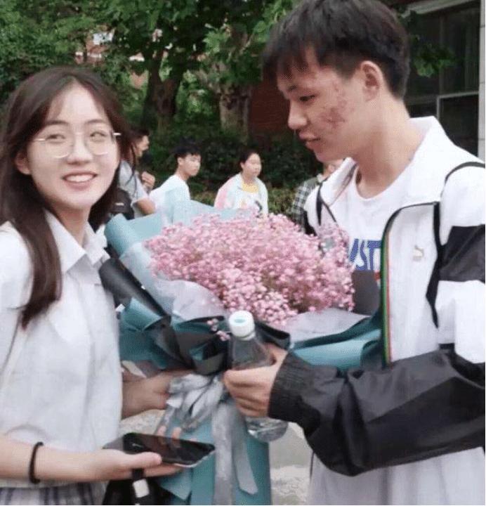 新任网红，高考考场外靠一束鲜花翻红，她会成为新的国民女神吗？