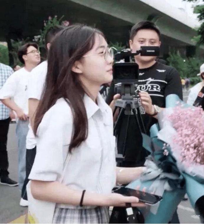 新任网红，高考考场外靠一束鲜花翻红，她会成为新的国民女神吗？