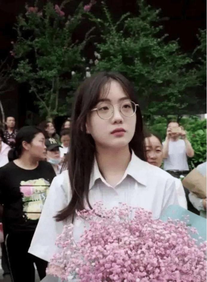 新任网红，高考考场外靠一束鲜花翻红，她会成为新的国民女神吗？