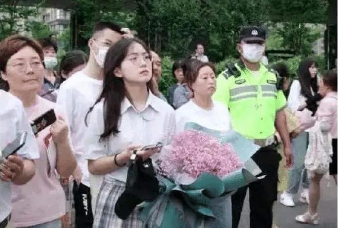 新任网红，高考考场外靠一束鲜花翻红，她会成为新的国民女神吗？