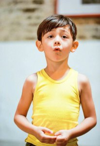 ​刘烨8岁女儿长相太成熟！眼神清冷像外国妈妈，很有艺术家气质