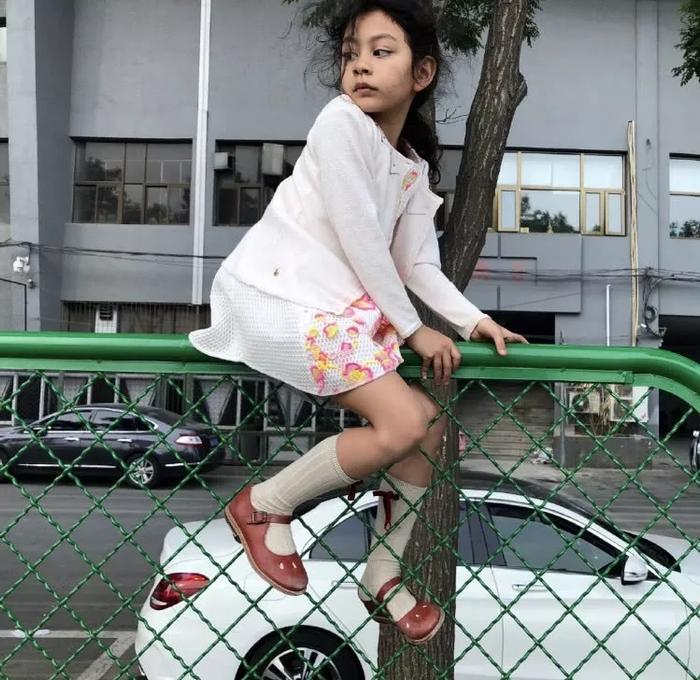 刘烨8岁女儿长相太成熟！眼神清冷像外国妈妈，很有艺术家气质