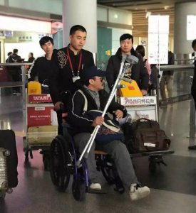 ​吴京坐轮椅现身，手抱拐杖疑旧伤复发