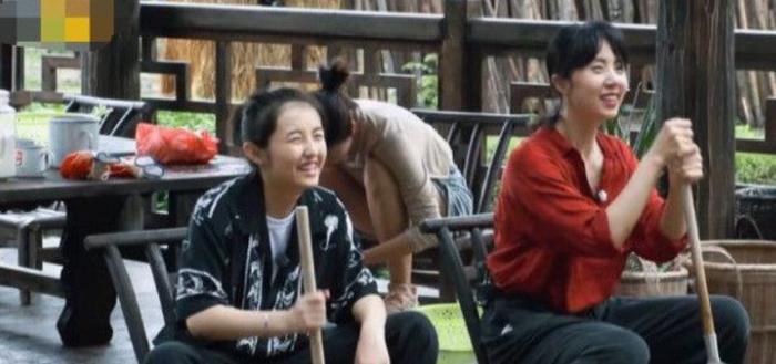 黄磊喊张子枫女儿，是人设需要还是走心？看她老婆的表情就知道了