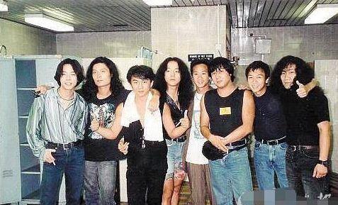他抛弃王菲转投韩红的怀抱，韩红为了他至今不嫁