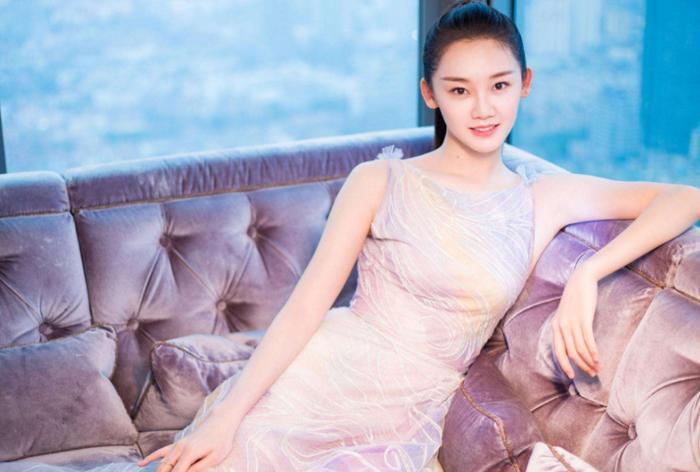 郑恺新恋情曝光？女方身材火辣，颜值赶超程晓玥，网友：艳福不浅
