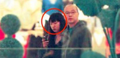 49岁窦唯三婚妻子曝光，颜值无可挑剔，难怪看不上王菲