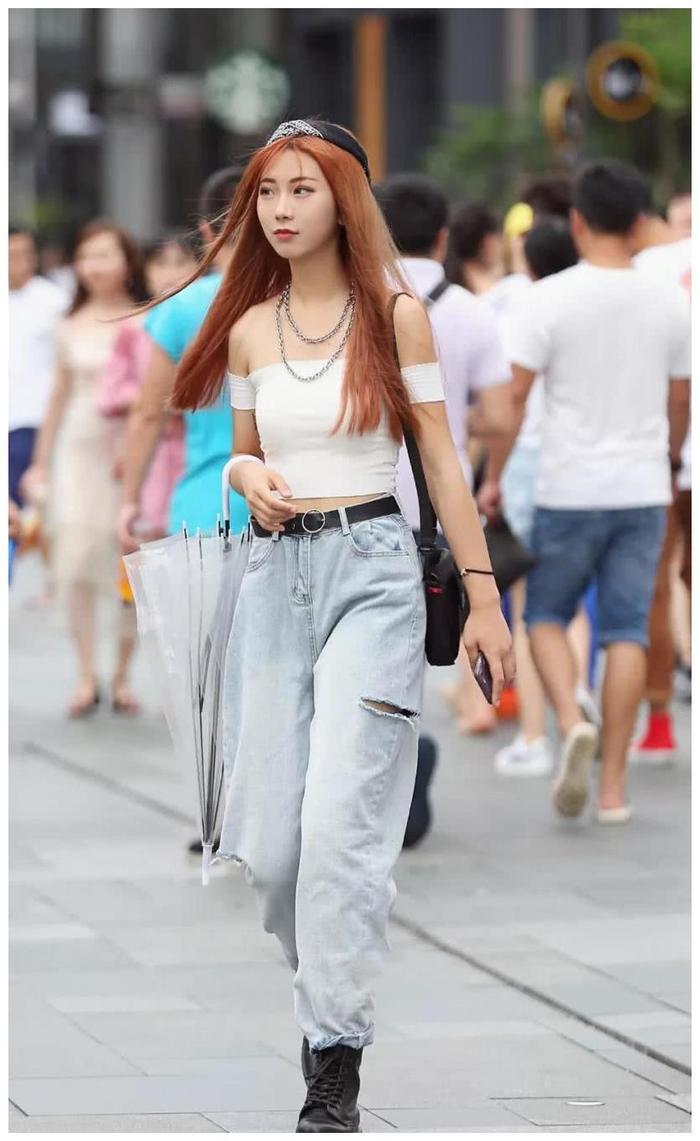 丰腴小姐姐紧身裤勾勒出饱满臀线，拼接长筒袜，学生妹的细腻感！