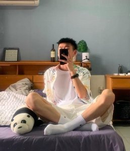 ​组图：爱自拍、有点袜子控的小哥哥，00后男生为啥会有这种癖好！