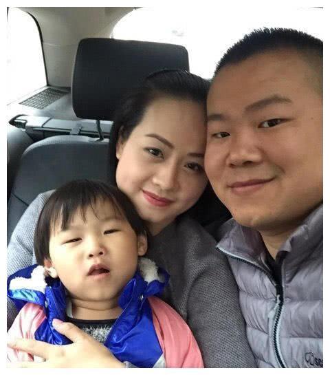岳云鹏33岁老婆正面曝光，结婚7年两人首秀恩爱照，夫妻相满分