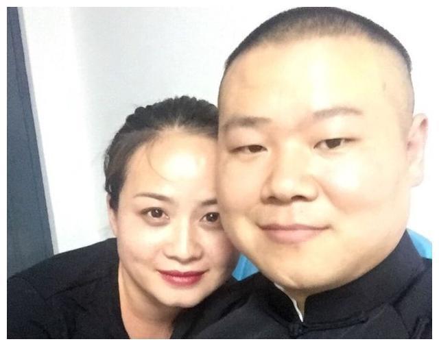岳云鹏33岁老婆正面曝光，结婚7年两人首秀恩爱照，夫妻相满分