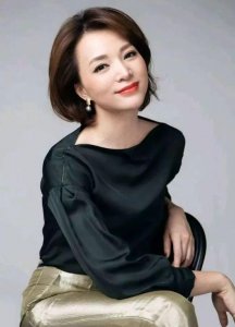 ​董卿朗诵《青春》，句句动人心扉！
