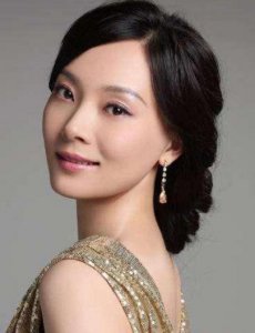 ​她原名没人会读，33岁一剧爆红，今和小6岁雷佳音演夫妻再走红