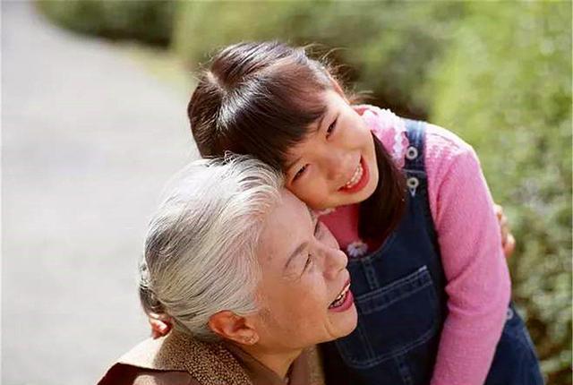 超年轻奶奶火了，抱着孩子被误认为是母子，宝妈笑哭：这是我婆婆
