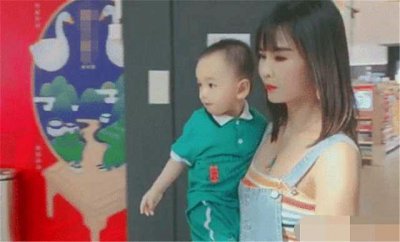 ​超年轻奶奶火了，抱着孩子被误认为是母子，宝妈笑哭：这是我婆婆