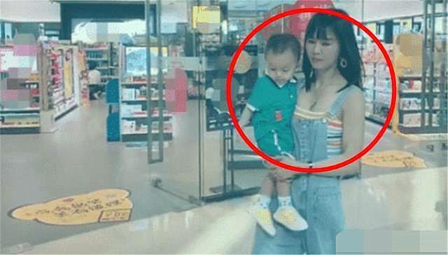 超年轻奶奶火了，抱着孩子被误认为是母子，宝妈笑哭：这是我婆婆