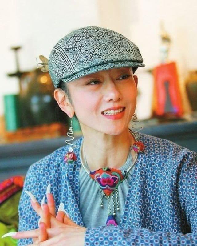 60岁杨丽萍近照，美的惊为天人，年轻时气质不输章子怡！