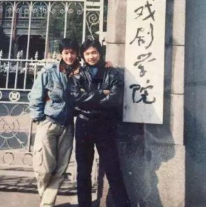 ​46岁徐峥一家近照，宠妻十五年，女儿长相精致颜值随妈