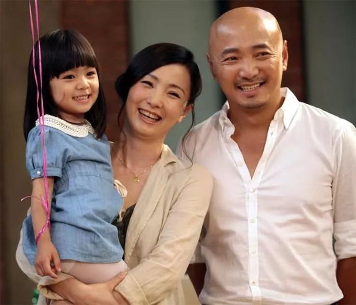 46岁徐峥一家近照，宠妻十五年，女儿长相精致颜值随妈