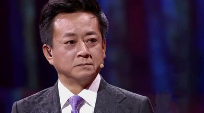 ​朱军现状曝光：头发花白人憔悴，退出银幕后依旧住豪宅开豪车！