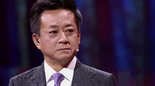 朱军现状曝光：头发花白人憔悴，退出银幕后依旧住豪宅开豪车！